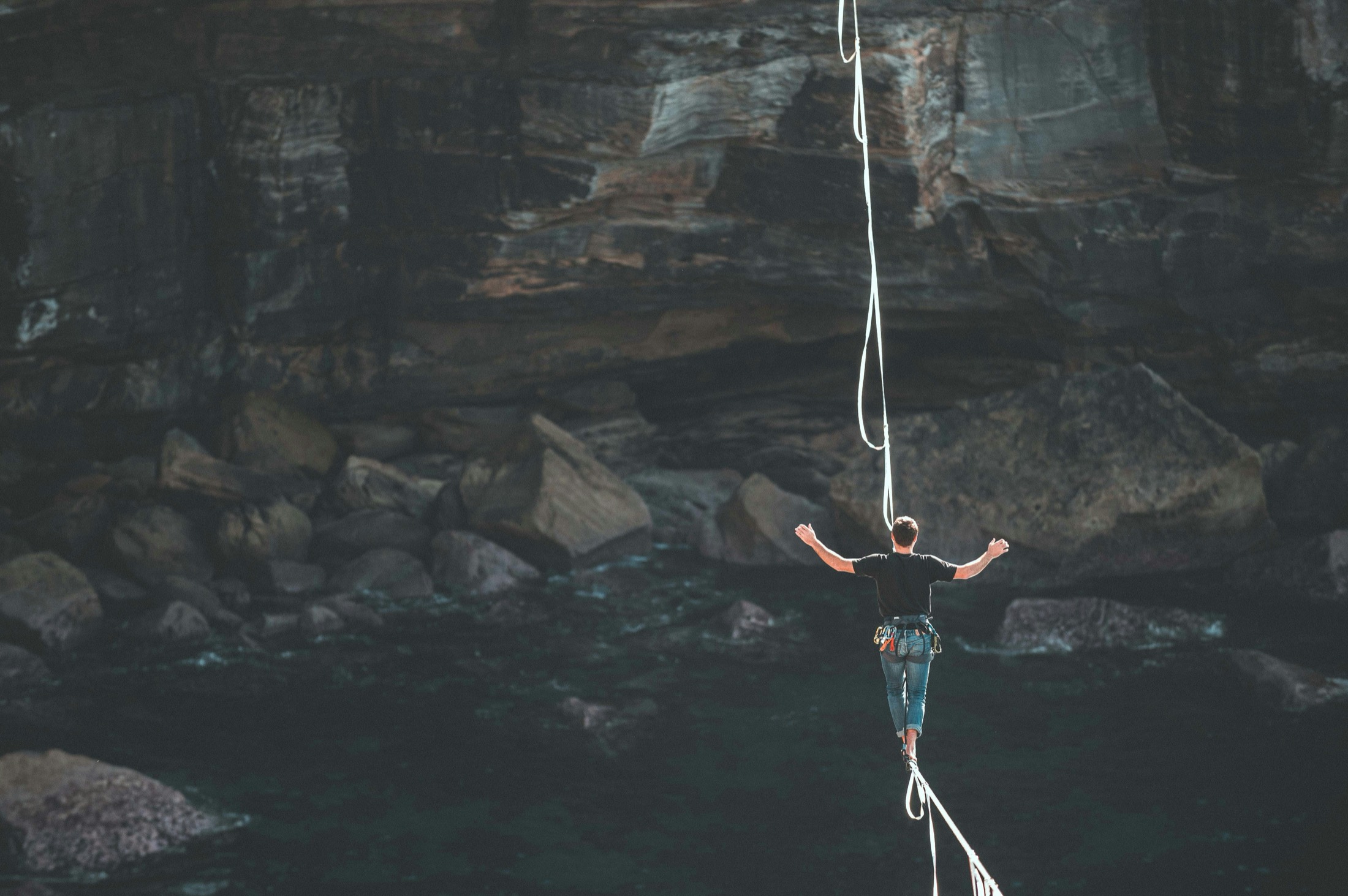 Slackliner balanciert über einer Schlucht — Balance zwischen Risiko und Sicherheit